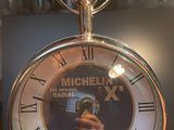 Quelqu'un tient une montre de poche sur laquelle figure la photo d'un homme.