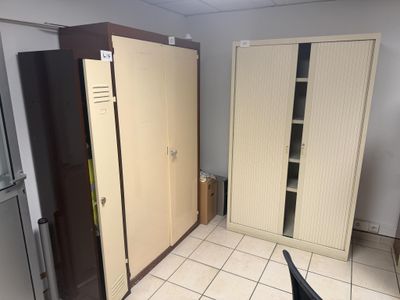 un réfrigérateur et un réfrigérateur-congélateur dans une pièce