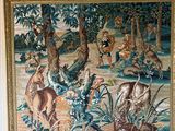 une photo d'une tapisserie accrochée au mur d'une pièce