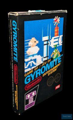 une boîte sur laquelle figure un jeu, posée sur une table