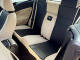 l'intérieur d'une voiture avec des sièges en cuir noir et blanc