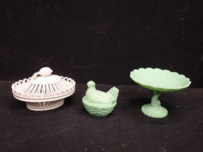 trois morceaux de verre vert sur une surface noire