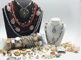 de nombreux bijoux exposés sur la table