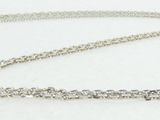 gros plan d'un collier avec un diamant sur une chaîne