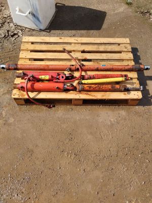 une palette en bois sur laquelle sont posés tout un tas d'outils