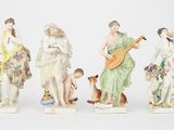 six figurines en porcelaine représentant des femmes et des enfants avec des instruments de musique