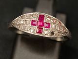 un gros plan d'une bague ornée d'une croix