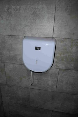 un distributeur de papier toilette fixé au mur dans une salle de bains