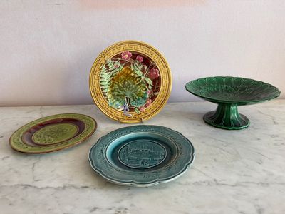 trois assiettes et un bol posés sur une table