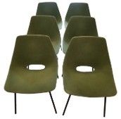 six chaises vertes aux pieds noirs, avec un trou au milieu