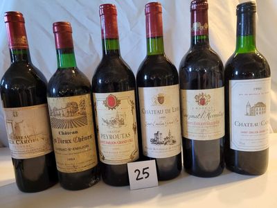 plusieurs bouteilles de vin sont alignées sur une table