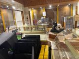 une vitrine au milieu d'un magasin, remplie d'une multitude d'articles