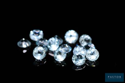 de très jolis diamants bleus sur un fond noir