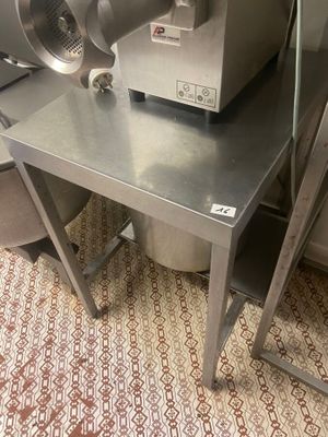 une machine posée sur une table dans une cuisine