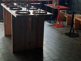 des tables et des chaises dans un restaurant doté de grandes baies vitrées et d'un sol carrelé
