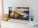une télévision à écran plat posée sur une commode blanche