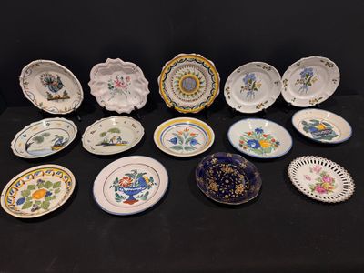 de nombreuses assiettes posées sur une table noire