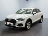 un SUV Audi blanc garé dans un showroom