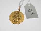 un gros plan d'une pièce d'or à laquelle est attachée une étiquette