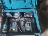 une boîte à outils bleue avec des outils à l'intérieur