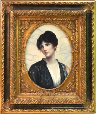 portrait d'une femme en robe bleue dans un cadre doré