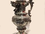 un vase en argent posé sur une table
