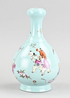un vase bleu sur lequel est représentée une fillette avec un chien