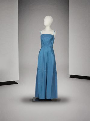 une photo d'une robe bleue sur un mannequin