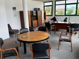 une pièce avec une table et des chaises