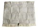 un vieux journal sur lequel est posé un bout de papier
