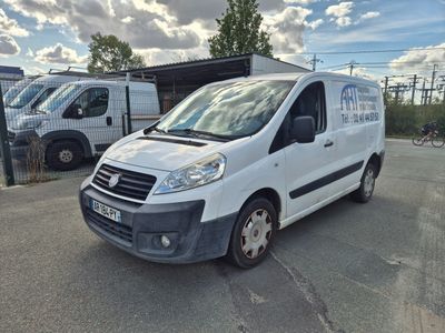 une camionnette blanche garée dans un parking