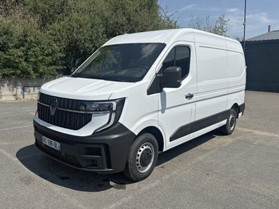 une camionnette blanche garée dans un parking