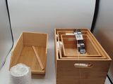 deux boîtes en bois contenant chacune une montre