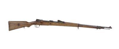 un fusil sur fond blanc avec un fond blanc