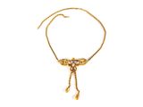 gros plan d'un collier sur fond blanc