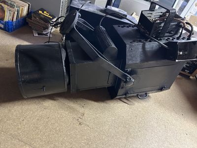 Projecteur sans marque apparente dans l'état 123x45x65
