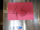 une photo d'une affiche collée sur un réfrigérateur sur laquelle on peut lire « 45 »
