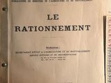 un livre ouvert sur une table