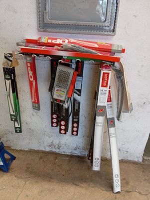 une photo d'une batte de baseball et d'autres outils accrochés au mur