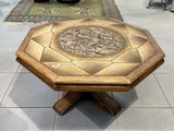 une table ornée d'un motif, posée sur un sol carrelé