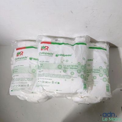 trois paquets de papier toilette blanc posés sur une étagère blanche
