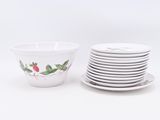une pile d'assiettes et un bol posés sur une table