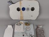 trois œuvres d'art posées sur une table