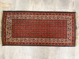un gros plan d'un tapis rouge posé sur un parquet
