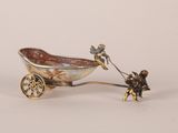 figurine représentant un homme tirant un bateau avec un chien en laisse