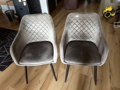 deux chaises placées l'une à côté de l'autre sur le sol