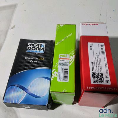trois tubes de dentifrice posés sur une table