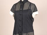 chemise à carreaux noirs et blancs sur un mannequin, un mannequin, un mannequin, un mannequin, un mannequin, un mannequin, un mannequin, un mannequin