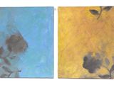 deux tableaux représentant des fleurs sont présentés sur un fond jaune et bleu