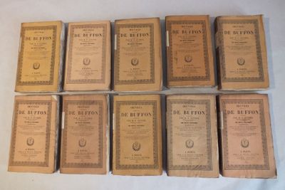 six livres sont empilés sur une table